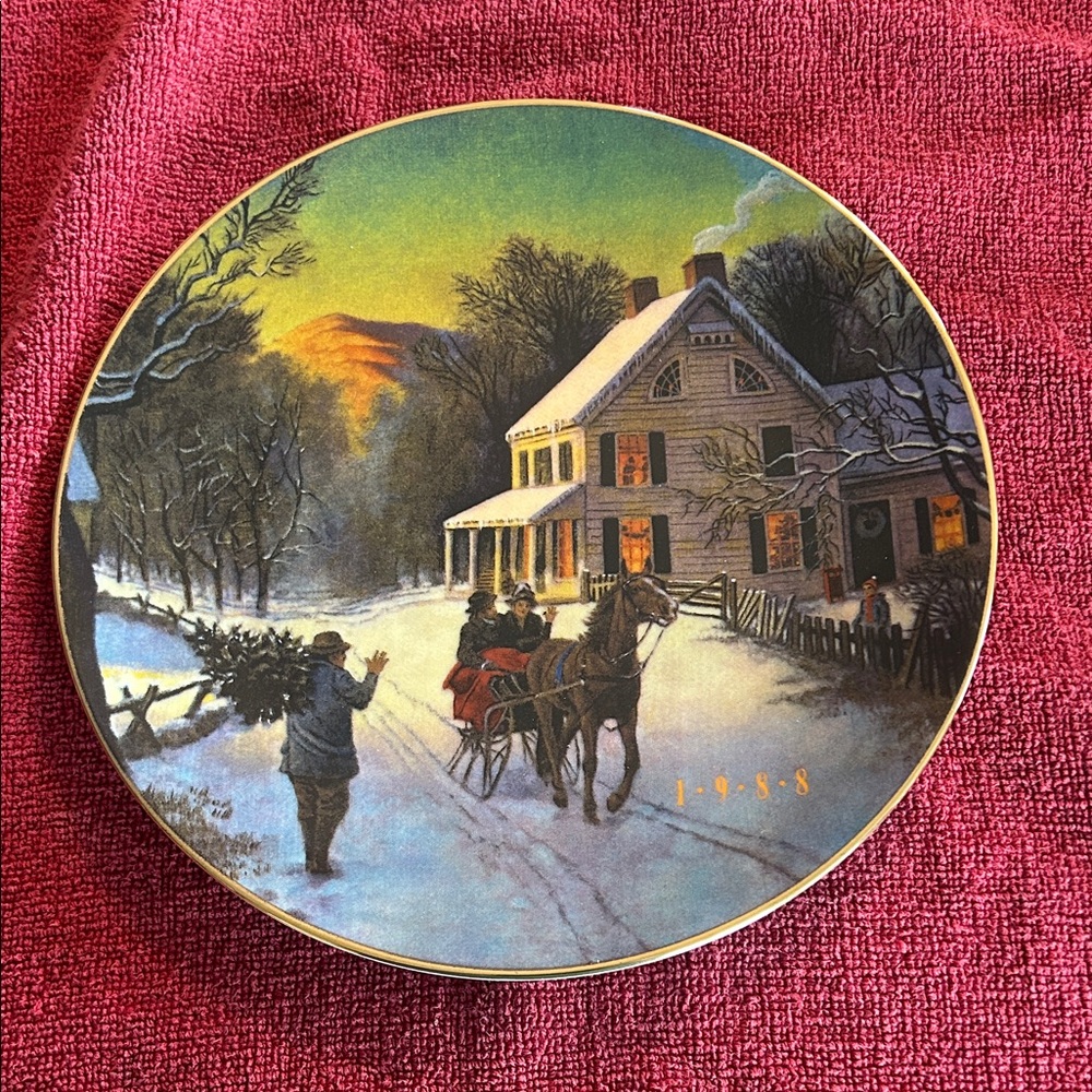 Avon Holiday Decor Christmas Collectors Plate with 22K Gold Accents
